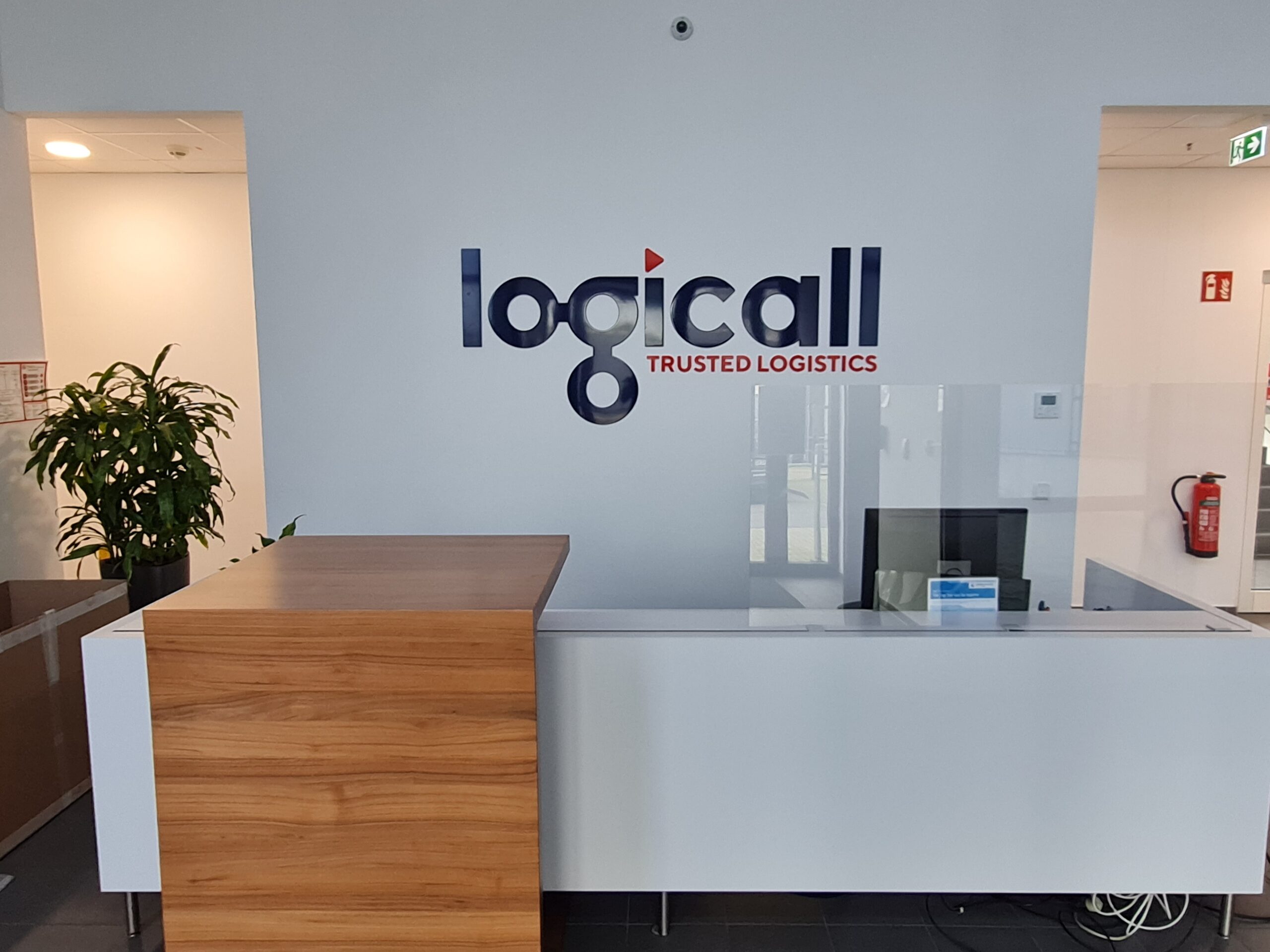 logicall Empfang Acrylglasbuchstaben nach RAL lackiert