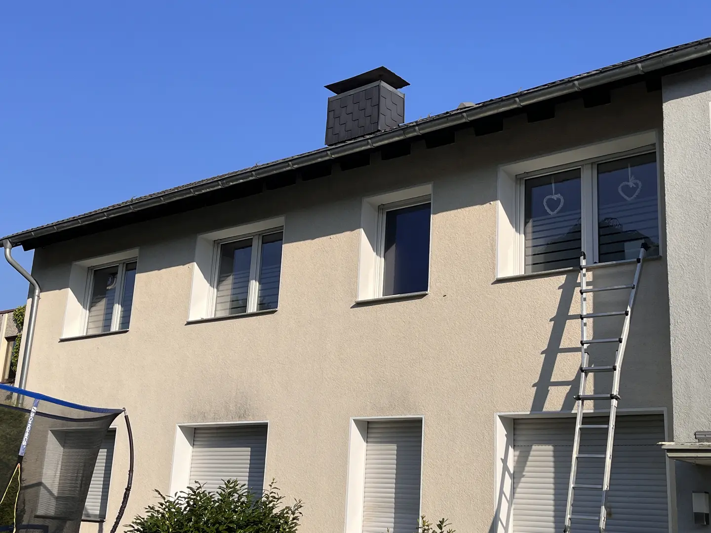 Sonnenschutzfolie auf großer Fensterfläche 3M Prestige 70 Exterior Sonnenschutzfolie auf Verglasung Montage einer Sonnenschutzfolie an einer Glasfassade Hitzeschutzfolie für Büro- und Gewerberäume Sonnenschutzfolie für helle Räume mit großen Glasflächen Außenliegende Sonnenschutzfolie zur Reduzierung der Wärmeeinstrahlung Gebäudefolierung mit transparenter Sonnenschutzfolie Fertig folierte Fensterfläche mit 3M Sonnenschutzfolie