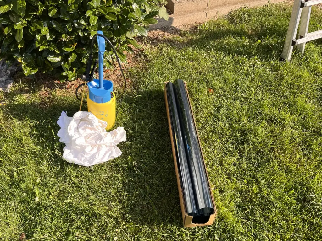 Sonnenschutzfolie auf großer Fensterfläche 3M Prestige 70 Exterior Sonnenschutzfolie auf Verglasung Montage einer Sonnenschutzfolie an einer Glasfassade Hitzeschutzfolie für Büro- und Gewerberäume Sonnenschutzfolie für helle Räume mit großen Glasflächen Außenliegende Sonnenschutzfolie zur Reduzierung der Wärmeeinstrahlung Gebäudefolierung mit transparenter Sonnenschutzfolie Fertig folierte Fensterfläche mit 3M Sonnenschutzfolie