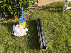 Sonnenschutzfolie auf großer Fensterfläche 3M Prestige 70 Exterior Sonnenschutzfolie auf Verglasung Montage einer Sonnenschutzfolie an einer Glasfassade Hitzeschutzfolie für Büro- und Gewerberäume Sonnenschutzfolie für helle Räume mit großen Glasflächen Außenliegende Sonnenschutzfolie zur Reduzierung der Wärmeeinstrahlung Gebäudefolierung mit transparenter Sonnenschutzfolie Fertig folierte Fensterfläche mit 3M Sonnenschutzfolie