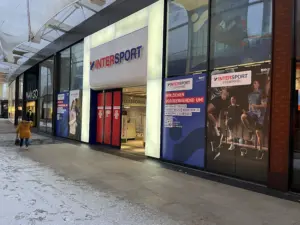 Schaufensterfolierung bei Intersport im Westfield Ruhr Park Bochum Digitaldruck-Sichtschutzfolie auf großer Schaufensterfläche Folierte Glasfront während des Ladenumbaus Schaufensterfolierung als Sichtschutz für ein Ladenlokal Großflächige Digitaldruckfolie auf Schaufenstern Montage einer Schaufensterfolie im Einkaufszentrum Folierte Ladenfront während der Umbauphase Professioneller Sichtschutz auf Glasflächen im Einzelhandel