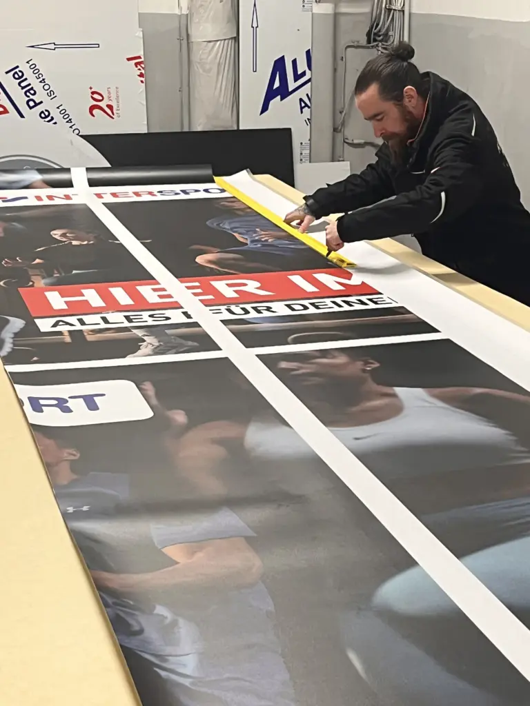 Schaufensterfolierung bei Intersport im Westfield Ruhr Park Bochum Digitaldruck-Sichtschutzfolie auf großer Schaufensterfläche Folierte Glasfront während des Ladenumbaus Schaufensterfolierung als Sichtschutz für ein Ladenlokal Großflächige Digitaldruckfolie auf Schaufenstern Montage einer Schaufensterfolie im Einkaufszentrum Folierte Ladenfront während der Umbauphase Professioneller Sichtschutz auf Glasflächen im Einzelhandel
