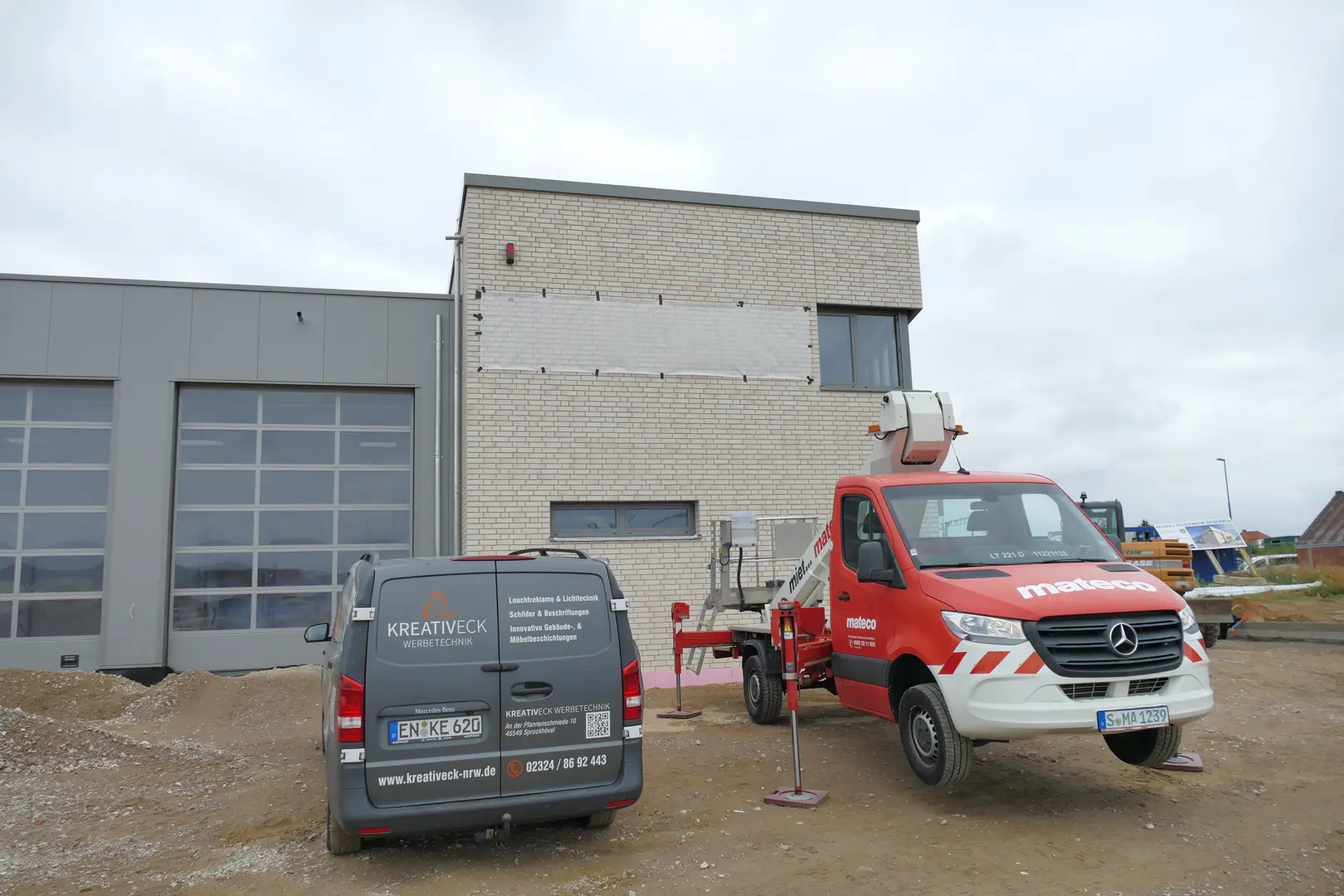 Beschilderung am Neubau der Feuerwehr Degersen Feuerwehr-Logo als Profilbuchstabenanlage in RAL 9006 Profil-1-Buchstaben am Feuerwehrgebäude in Degersen Individuelle Gebäudebeschilderung der Feuerwehr Degersen Leuchtwerbung und Außenbeschilderung am Feuerwehrneubau Piktogramme und Orientierungsschilder im Feuerwehrgebäude Montage der Profilbuchstaben an der Feuerwehr Degersen Fertige Werbetechnik am Neubau der Feuerwehr Degersen