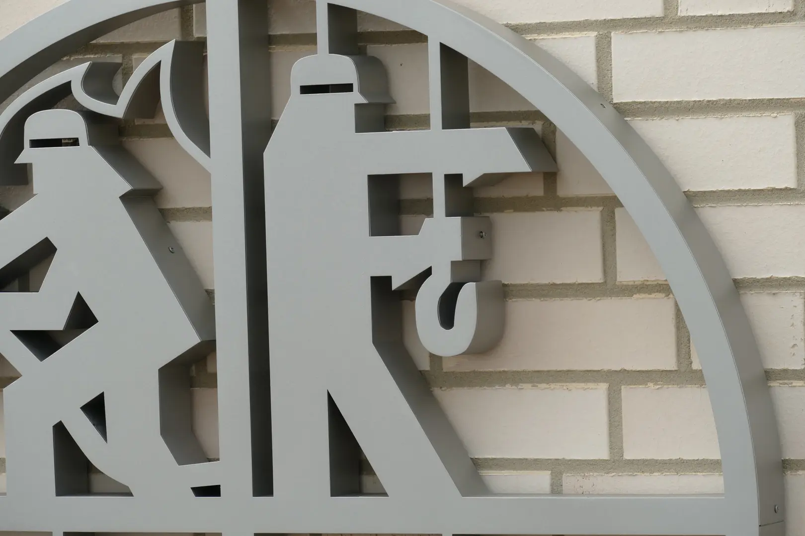 Beschilderung am Neubau der Feuerwehr Degersen Feuerwehr-Logo als Profilbuchstabenanlage in RAL 9006 Profil-1-Buchstaben am Feuerwehrgebäude in Degersen Individuelle Gebäudebeschilderung der Feuerwehr Degersen Leuchtwerbung und Außenbeschilderung am Feuerwehrneubau Piktogramme und Orientierungsschilder im Feuerwehrgebäude Montage der Profilbuchstaben an der Feuerwehr Degersen Fertige Werbetechnik am Neubau der Feuerwehr Degersen