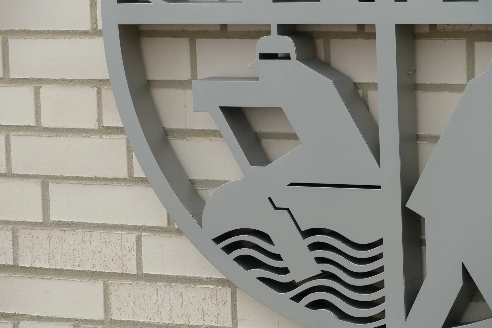 Beschilderung am Neubau der Feuerwehr Degersen Feuerwehr-Logo als Profilbuchstabenanlage in RAL 9006 Profil-1-Buchstaben am Feuerwehrgebäude in Degersen Individuelle Gebäudebeschilderung der Feuerwehr Degersen Leuchtwerbung und Außenbeschilderung am Feuerwehrneubau Piktogramme und Orientierungsschilder im Feuerwehrgebäude Montage der Profilbuchstaben an der Feuerwehr Degersen Fertige Werbetechnik am Neubau der Feuerwehr Degersen