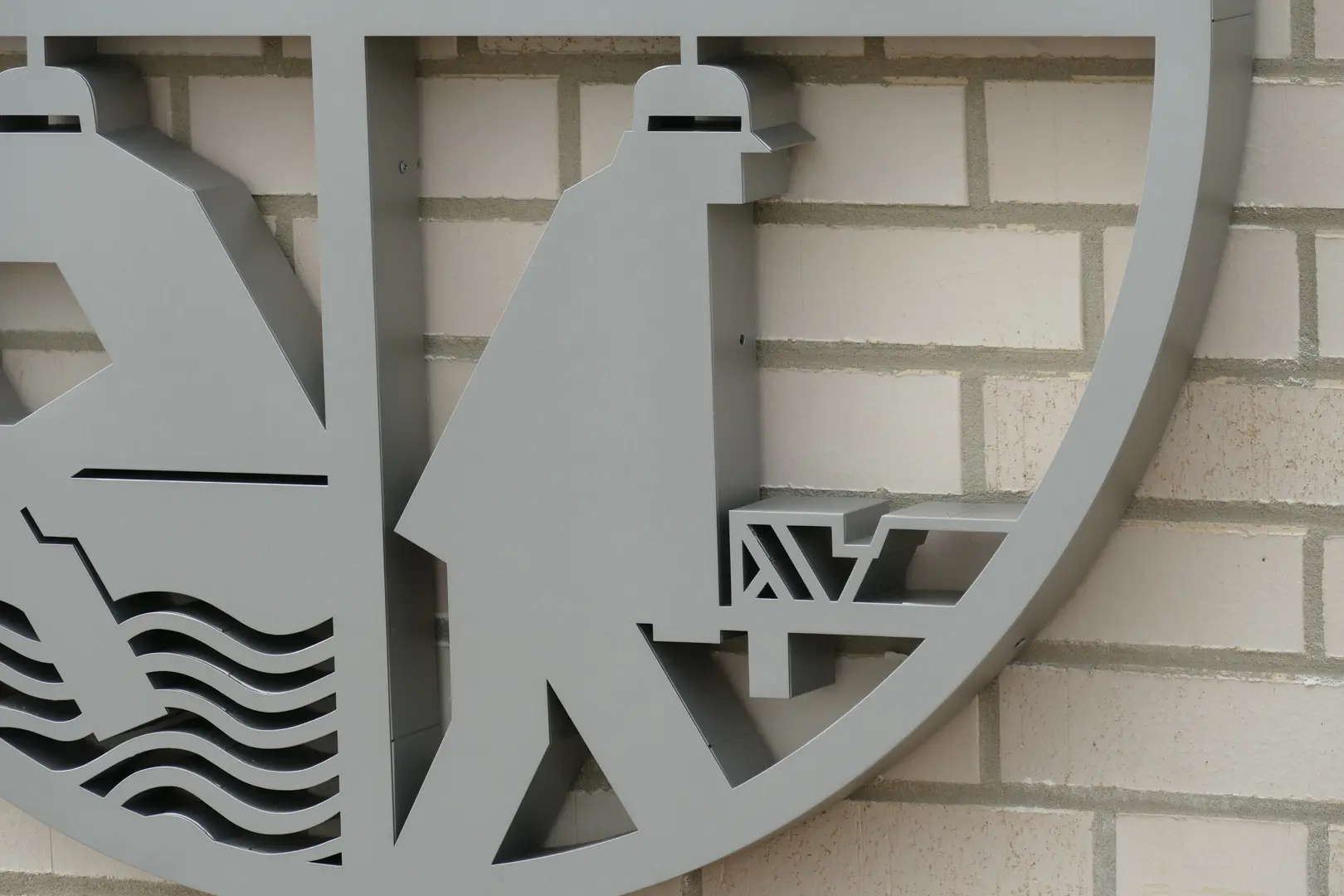 Beschilderung am Neubau der Feuerwehr Degersen Feuerwehr-Logo als Profilbuchstabenanlage in RAL 9006 Profil-1-Buchstaben am Feuerwehrgebäude in Degersen Individuelle Gebäudebeschilderung der Feuerwehr Degersen Leuchtwerbung und Außenbeschilderung am Feuerwehrneubau Piktogramme und Orientierungsschilder im Feuerwehrgebäude Montage der Profilbuchstaben an der Feuerwehr Degersen Fertige Werbetechnik am Neubau der Feuerwehr Degersen
